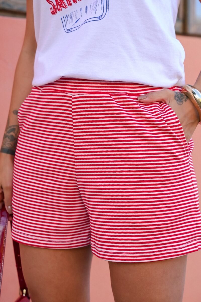 Shorts Feminino Listras Vermelhas