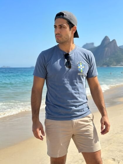 Camiseta Unissex Azul Jeans Brasão